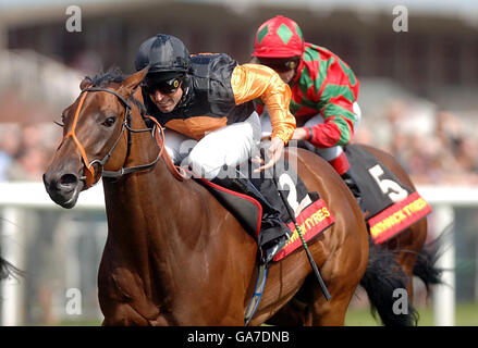 Cake, monté par Pat Dodds, remporte les piquets de Bathwick Tires St Hugh à l'hippodrome de Newbury. Banque D'Images