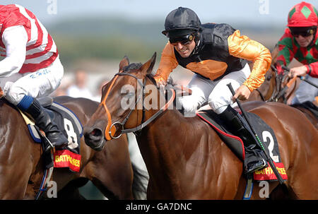 Courses hippiques - Newbury.Cake, monté par Pat Dodds, remporte les piquets de Bathwick Tires St Hugh à l'hippodrome de Newbury. Banque D'Images