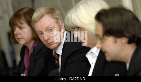 (De gauche à droite) la députée Ann McKechin, Grahame Smith Secrétaire générale de la STUC, Patricia Ferguson MSP pour Maryhill et l'avocat Patrick McGuire lors d'une conférence de presse au QG de la STUC à Glasgow. Banque D'Images