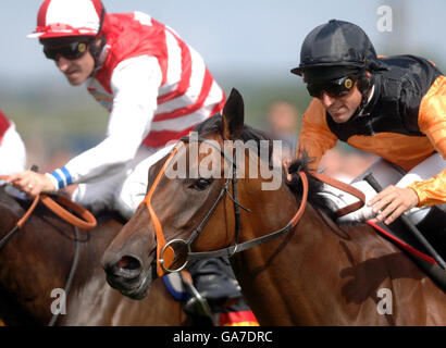 Courses hippiques - Newbury.Cake, monté par Pat Dodds, remporte les piquets de Bathwick Tires St Hugh à l'hippodrome de Newbury. Banque D'Images