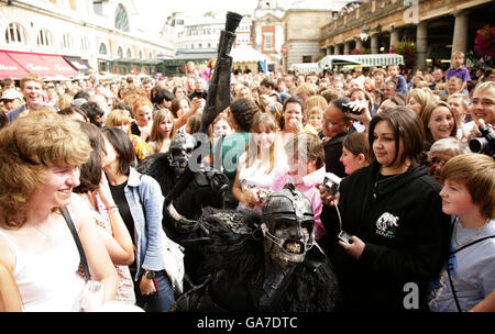 Une ORC du Seigneur des anneaux dans la foule lors de la semaine annuelle des enfants dans le West End, qui célèbre le quartier des théâtres de Londres, à Covent Garden, dans le centre de Londres. Banque D'Images