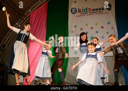 Connie Fisher, en tant que Maria Von Trapp (à gauche), et la troupe de The Sound of Music sur scène lors de la semaine annuelle des enfants dans le West End, qui célèbre les théâtres de Londres, à Covent Garden, dans le centre de Londres. Banque D'Images