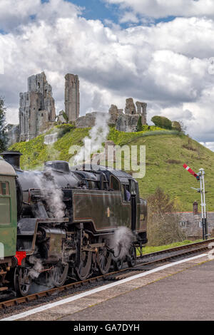 Arrivés à la station de Corfe Locomotive Banque D'Images