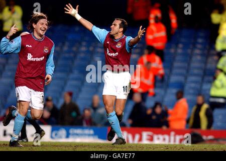 Football - coupe AXA FA - quatrième tour - Chelsea / West Ham United.Paolo Di Canio de West Ham United célèbre leur but égalisateur marqué par Kanoute contre Chelsea Banque D'Images