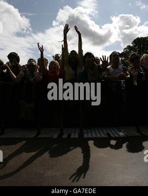 Les fans apprécient la musique du V Festival à Hylands Park à Chelmsford, Essex. Banque D'Images