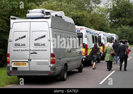 SIS Link fourgon se classe parmi les véhicules de police comme West Midlands police scènes d'agents de la criminalité fouiller une propriété sur Lilley Green Rd. Près d'Alvechurch aujourd'hui. Ils cherchaient Andre Nunes qui a disparu de son château de Weoley, maison de Birmingham il y a deux ans. Banque D'Images