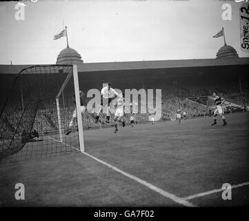 Amateur Cup Soccer Classic - Walthamstow / Leyton - Wembley.Le gardien de but de Walthamstow Stan Gerula en action Banque D'Images