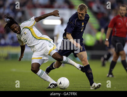 Rugby Union - 2008 Bank of Scotland Corporate Autumn Test - Scotland / Canada - Pittodrie Stadium.Darren Fletcher en Écosse défie Macbeth Sibaya en Afrique du Sud lors de l'International friendly au Pittodrie Stadium, Aberdeen. Banque D'Images