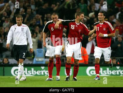Football - International friendly - Angleterre / Allemagne - Wembley Stadium.Le pander chrétien allemand célèbre son deuxième but du match tandis que le David Beckham (l) d'Angleterre est abattu Banque D'Images