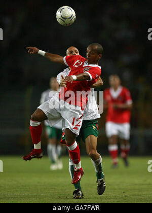 Football - International friendly - Bulgarie / pays de Galles - Naftex Stadium.Robbie Earnshaw, au pays de Galles, est fouillé par Stanyslav Angelov, en Bulgarie, lors de l'International friendly au stade Naftex, à Bourgas. Banque D'Images