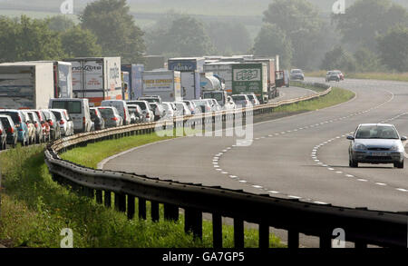 La circulation à l'arrêt sur la M5 à Gloucestershire après que la police ait fermé l'autoroute lorsque des coups de feu ont été tirés sur une voiture de patrouille. Banque D'Images