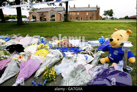 Des fleurs et des jouets sont laissés sur place à Croxteth, à Liverpool, où Rhys Jones, 11 ans, a été abattu mercredi soir. Banque D'Images