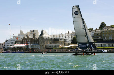 Shirley Robertson, médaillée d'or aux Jeux olympiques britanniques, passe devant le Royal Yacht Squadron alors qu'elle est à la tête du catamaran JP Morgan Asset Management Extreme 40 dans la course de la coupe iShares le jour d'ouverture de la régate de la semaine Skandia Cowes, à l'île de Wight. Banque D'Images