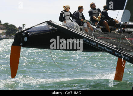 Shirley Robertson, médaillée d'or aux Jeux olympiques britanniques, passe devant le Royal Yacht Squadron alors qu'elle est à la tête du catamaran JP Morgan Asset Management Extreme 40 dans la course de la coupe iShares le jour d'ouverture de la régate de la semaine Skandia Cowes, à l'île de Wight. Banque D'Images