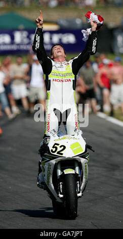 James Toseland, en Grande-Bretagne, célèbre la victoire dans le championnat du monde de Superbike SBK au circuit Brands Hatch, dans le Kent. Banque D'Images