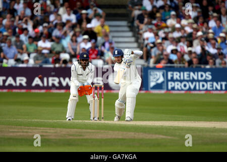 L'Inde regarde Michael Vaughan (r) en action en Angleterre Mahendra Singh Dhoni, le gardien de la place Banque D'Images