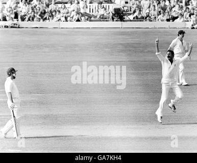 Dennis Lillee (r) d'Australie célèbre après avoir rejeté le boycott anglais de Geoff Banque D'Images