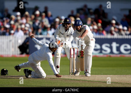 Cricket - npower second Test - Angleterre / Inde - quatrième jour - Trent Bridge.Le gardien de rue indien Mahendra Singh Dhoni (c) et Dinesh Karthik (l), Chris Tremlett (r) en action en Angleterre, sont surveillés par le gardien de rue indien Mahendra Singh Dhoni (c) et Dinesh Karthik (l) Banque D'Images