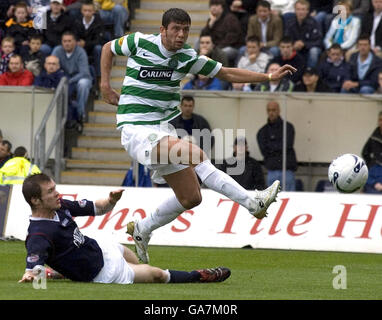 Massimo Donati du Celtic a rebondi pour atteindre le but égalisateur du Celtic lors du match de la première ligue de la Banque de Clydesdale au stade Falkirk, à Falkirk. Banque D'Images