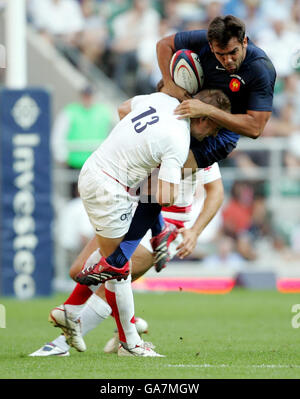 Rugby Union - Investec Challenge - Angleterre / France - Twickenham.Le Français David Marty est affronté par Jamie Noon en Angleterre lors du match Investec Challenge au stade Twickenham, Londres. Banque D'Images