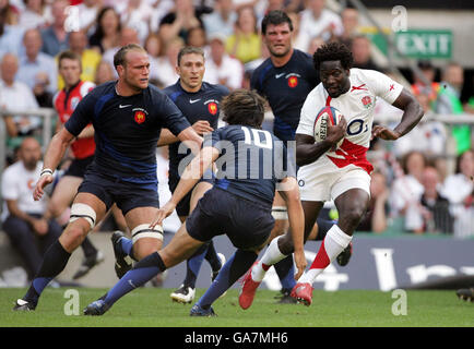 Rugby Union - Investec Challenge - Angleterre / France - Twickenham.Paul Sackey, en Angleterre, se présente au David Skrela, en France, lors du match Investec Challenge au stade Twickenham, à Londres. Banque D'Images