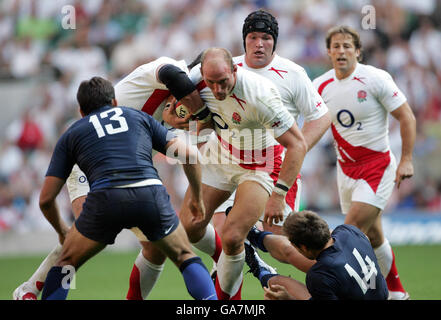 Rugby Union - Investec Challenge - Angleterre / France - Twickenham.Lawrence Dallaglio, en Angleterre, prend la défense française lors du match Investec Challenge au stade de Twickenham, à Londres. Banque D'Images