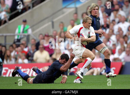 Rugby Union - Investec Challenge - Angleterre / France - Twickenham.Le Français Fabien Pelous (à gauche) s'attaque à Josh Lewsey lors du match Investec Challenge au stade Twickenham, Londres. Banque D'Images