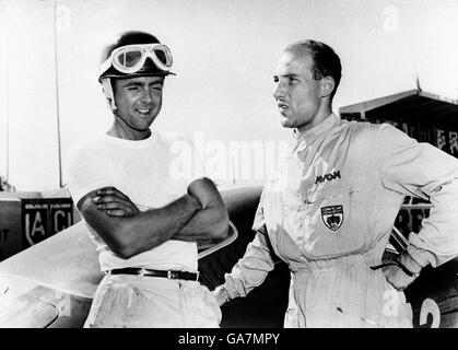 Courses automobiles. Stirling Moss (r) avec le pilote américain Phil Hill (l) Banque D'Images