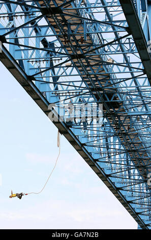 Un homme saut à l'élastique du pont transporter sur Teeside, Middlesbrough qui est le plus haut pont du Royaume-Uni qui vous permet de sauter. Banque D'Images