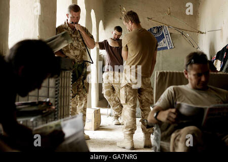 Des soldats du régiment B Company Worcester et Sherwood Forest attendent leur prochaine opération à leur base dans la province de Helmand, dans le sud de l'Afghanistan Banque D'Images