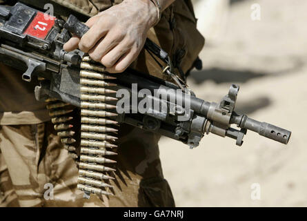 Des soldats de la Compagnie B, du régiment de Worcester et de Sherwood Forest patrouillent dans la zone verte avec une mitrailleuse Minimi dans la province de Helmand, dans le sud de l'Afghanistan. Banque D'Images