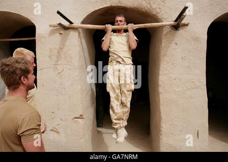 Chase Widdowson, de Nottingham, de B Company, Worcester et Sherwood Forest régiment, fait des exercices dans la salle de gym des soldats en équipe en attendant leur prochaine opération, sur la base de Helmand provence, dans le sud de l'Afghanistan. Banque D'Images