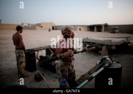 Les soldats de la Compagnie B, du régiment de Worcester et de Sherwood Forest s'entraîner dans leur salle de gym en équipe pendant qu'ils attendent leur prochaine opération sur leur base dans la Provence Helmand, dans le sud de l'Afghanistan Banque D'Images