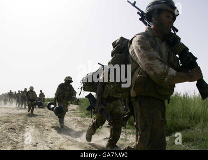 Les membres du régiment B Company, Worcester et Sherwood Forest se retirent de la zone verte de la province de Helmand, dans le sud de l'Afghanistan, après un échange avec des soldats talibans. Banque D'Images