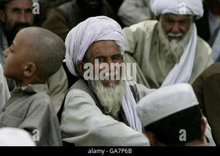 Des hommes afghans arrivent à une Shura - une rencontre entre les anciens du village et les représentants des armées afghanes et britanniques - dans la province de Helmand, dans le sud de l'Afghanistan. Banque D'Images