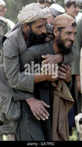 Des hommes afghans arrivent à une Shura - une rencontre entre les anciens du village et les représentants des armées afghanes et britanniques - dans la province de Helmand, dans le sud de l'Afghanistan. Banque D'Images