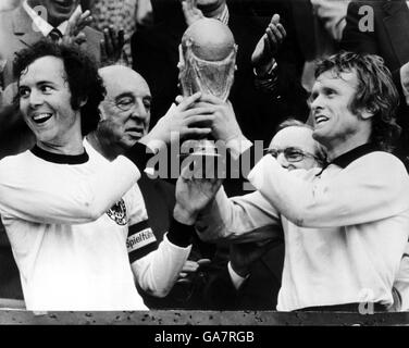 (G-D) le capitaine de l'Allemagne de l'Ouest Franz Beckenbauer lève la coupe du monde avec le gardien de but Sepp Maier Banque D'Images
