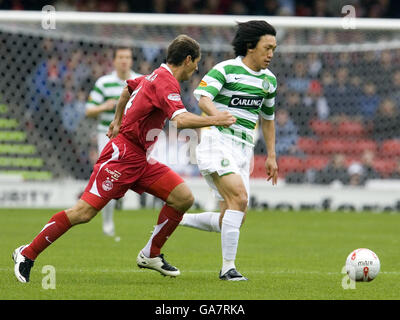 Jackie McNamara d'Aberdeen en action avec Shunsuke Nakamura du Celtic lors du match de la Clydesdale Bank Scottish Premier League au Pittodrie Stadium, à Aberdeen. Banque D'Images