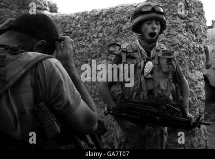 Un soldat des Yawns du régiment de Worcester et de Sherwood Forester après avoir fait une patrouille de nuit et avoir seulement quelques heures de sommeil avant de partir à l'opération Naiza où ils ont été embusqués dans la zone verte dans la Provence Hellmand, au sud de l'Afghanistan. Banque D'Images