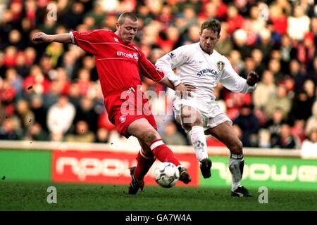 Soccer - FA Barclaycard Premiership - Middlesbrough / Leeds United.Phil Stamp de Middlesbrough lutte pour le ballon avec David Batty de Leeds United Banque D'Images