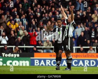 Soccer - FA Barclaycard Premiership - Newcastle United / Southampton.Alan Shearer, de Newcastle United, célèbre après avoir marquant le deuxième but avec Nolberto Solano Banque D'Images