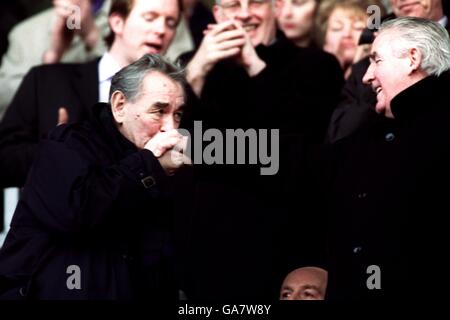 Soccer - FA Barclaycard Premiership - Derby County / Sunderland.Dave MacKay, l'ancien directeur du comté de Derby, s'est embrassé de Brian Clough, légende du Derby, avant le match contre Sunderland Banque D'Images