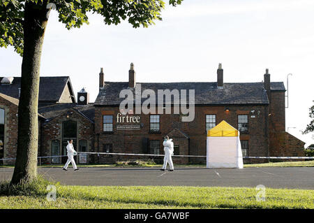 Des policiers judiciaires sur les lieux à l'extérieur du pub Fir Tree de Croxteth, à Liverpool, où Rhys Jones, 11 ans, a été abattu la nuit dernière. Banque D'Images