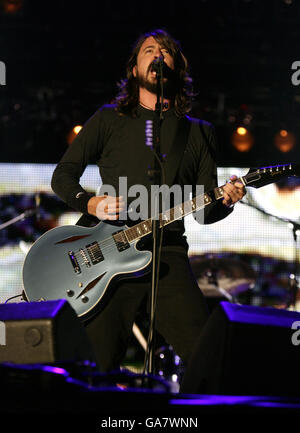 Dave Grohl des Foo Fighters se présentant en direct au V Festival à Hylands Park à Chelmsford, Essex. Banque D'Images