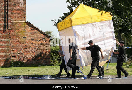 Des policiers sur les lieux à l'extérieur du pub Fir Tree de Croxteth, Liverpool, où Rhys Jones, 11 ans, a été abattu la nuit dernière. Banque D'Images