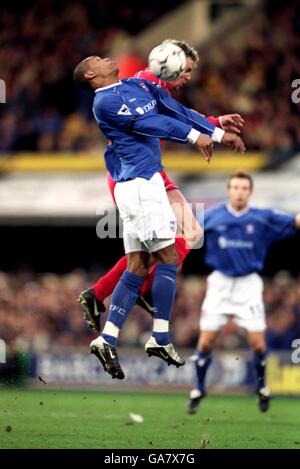 Football - FA Barclaycard Premiership - Ipswich Town / Liverpool.Le Marcus Bent d'Ipswich Town (à l'avant) contrôle la balle sur sa poitrine sous la pression de Stephane Henchoz (à l'arrière) de Liverpool Banque D'Images