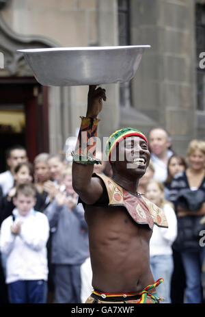 Les artistes de rue divertissent la foule le long du Royal Mile à Édimbourg dans le cadre du festival de Fringe d'Édimbourg. Banque D'Images
