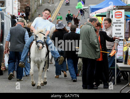 Les commerçants de chevaux à la foire d'Auld Lammas à Ballycastle, Co Antrim. Banque D'Images