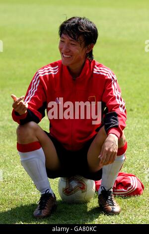 Football - Carlsberg Cup - China Training.Le Qu Bo de Chine prend place pendant l'entraînement Banque D'Images