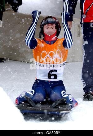 Jeux olympiques d'hiver - Salt Lake City 2002 - Skeleton -femmes.Alex Coomber, de Grande-Bretagne, célèbre à la fin de sa victoire en médaille de bronze Banque D'Images